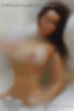 I'm wife loves threesomes experienced with girls and guys.